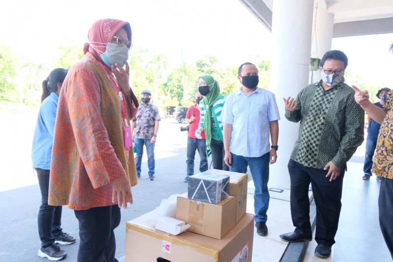  Wali Kota Surabaya Tri Rismaharini menerima bantuan dari PT HM Sampoerna Tbk berupa alat PCR, dua alat centrifuge dan satu alat mixer. Bantuan tersebut diterima langsung oleh Wali Kota Surabaya Tri Rismaharini di Balai Kota Surabaya, Sabtu (4/7). (FOTO A
