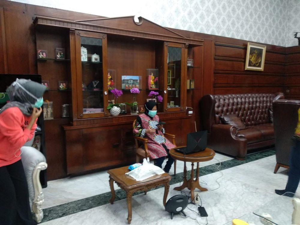 Wali Kota Risma saat mengikuti konser amal virtual melalui daring. Foto: Anton HMP 