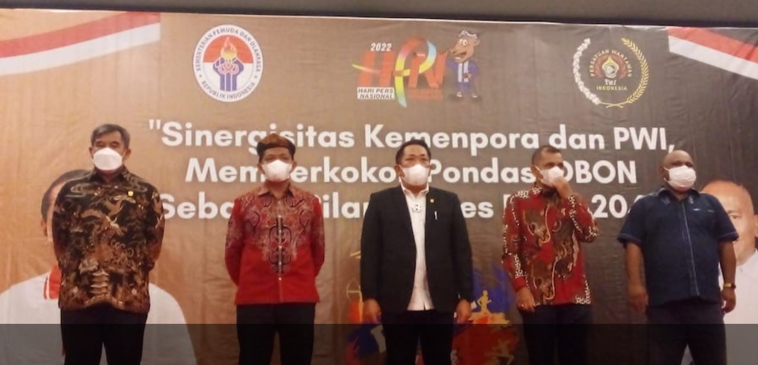 Gubernur Jawa Barat Ridwan Kamil dan Ketua Komite Olahraga Nasional Indonesia Jabar Ahmad Sefudin menerima penghargaan Inisiator Olahraga 2022 dari Seksi Wartawan Olahraga Persatuan Wartawan Indonesia Pusat di Hotel Plaza Inn, Kendari, Sulawesi Tenggara, 