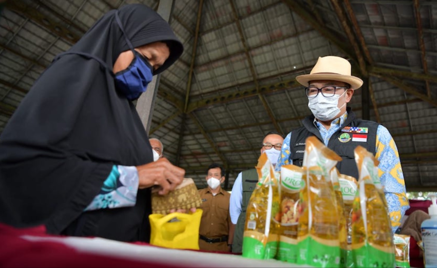 Gubernur Jawa Barat Mochamad Ridwan Kamil ketika meninjau operasi pasar minyak goreng di Kampung Budaya, Teluk Jambe, Kabupaten Karawang, Selasa (15/02/2022). 