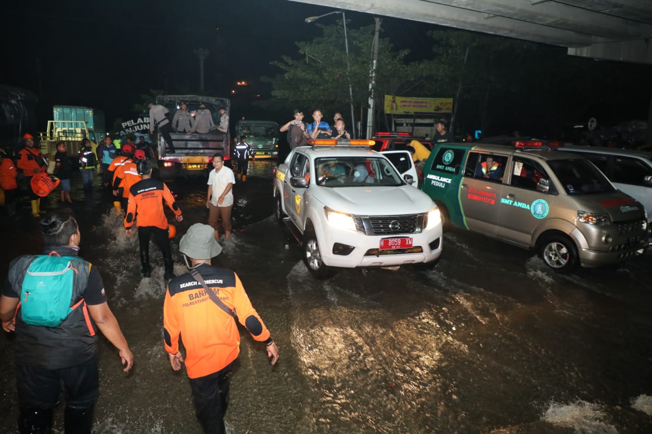 Badan Penanggulangan Bencana Daerah (BPBD) Jawa Tengah mengerahkan tim ke daerah terdampak banjir rob yang terjadi di wilayahnya,