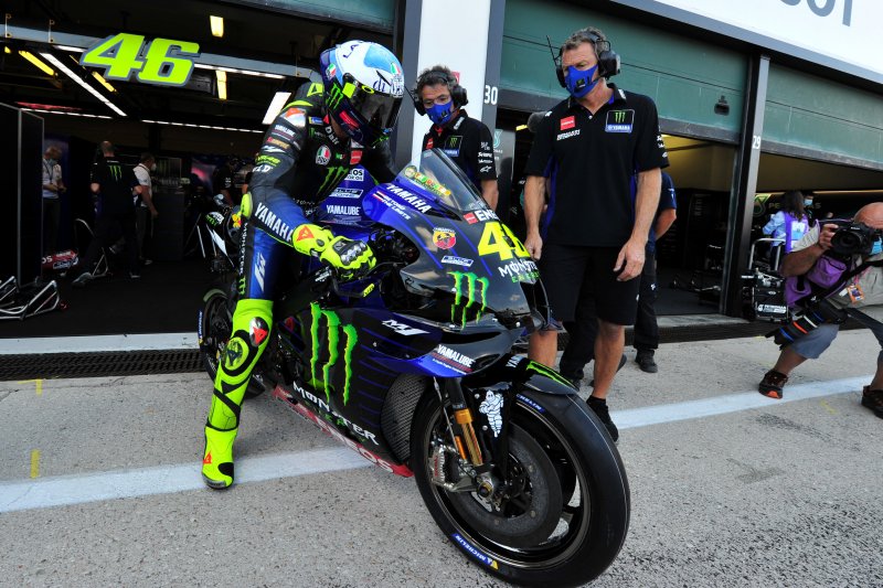 Pebalap tim Monster Energy Yamaha MotoGP Valentino Rossi bersiap menjalani sesi kualifikasi Grand Prix Emilia Romagna di Sirkuit Misano, Italia (19/9/2020) Reuters/Jennifer Lorenzini

