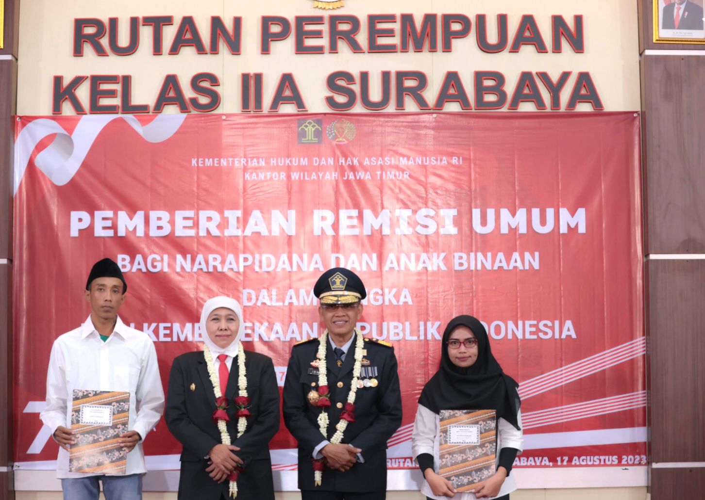 Gubernur Jawa Timur Khofifah Indar Parawansa menyerahkan Surat Keputusan (SK) Pemberian Remisi Umum (RU) Tahun 2023 kepada 17.106 warga binaan Kementerian Hukum dan HAM (Kemenkumham) RI di Rumah Tahanan Negara (Rutan) Perempuan Kelas IIA Surabaya, Porong 