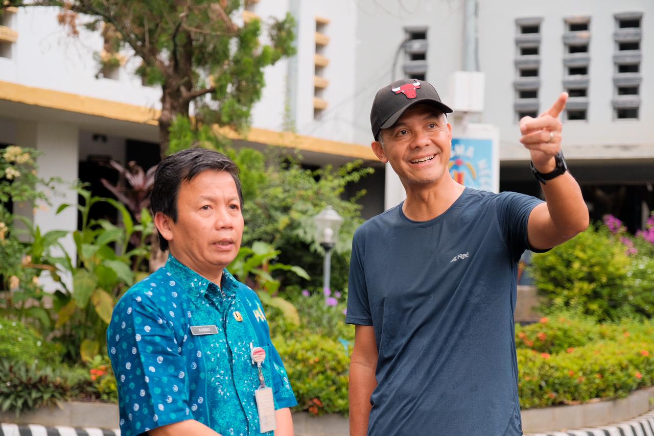 Pasca penebangan pohon dan pohon tumbang di SMAN 1 Semarang, Gubernur Jawa Tengah Ganjar Pranowo mengecek langsung kondisi pepohonan di areal itu, Rabu (8/2/2023)