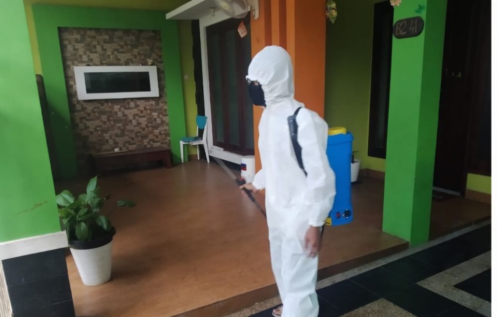 Bebas Corona. Pembuatan disinfektan swadaya oleh warga ditunjang dengan penyemprotan dilakukan dua kali seminggu. Foto: ayn/HMP