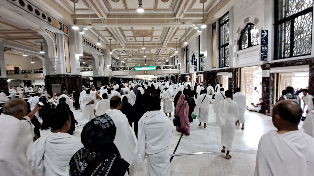 Ibadah haji merupakan ibadah yang memerlukan ketahanan fisik jemaah. Bagi jemaah yang tergolong kategori risiko tinggi (risti) dan lanjut usia butuh strategi untuk bisa menjalankan ibadah umrahnya dengan baik dan aman terutama saat Sa’i.