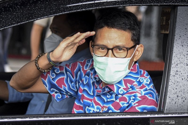 Menparekraf Sandiaga Salahuddin Uno memberikan hormat usai bertemu dengan Menpora Zainudin Amali terkait dengan kerja sama pengembangan 'sport tourism' di Kantor Kemenpora, Jakarta, Selasa (5-1-2021). (ANTARA FOTO/M. Risyal Hidayat/rwa.)

