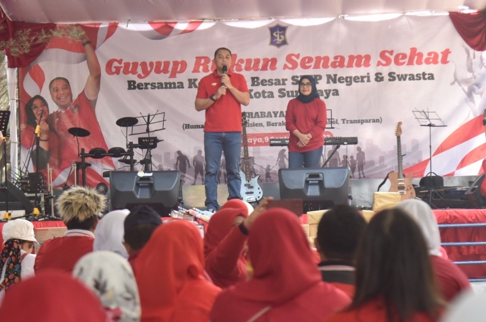 Wali Kota Surabaya Eri Cahyadi saat mengikuti Senam Sehat bersama ratusan Kepala Sekolah Negeri dan Swasta se Kota Pahlawan, Sabtu (9/9/2023)