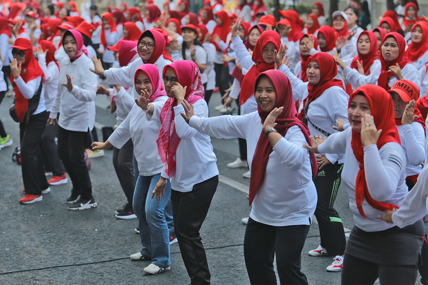 Pemkot Surabaya bersama Persatuan Wanita Olahraga Seluruh Indonesia (Perwosi) Surabaya menggelar Gebyar Senam Perwosi di Jalan Tunjungan Surabaya