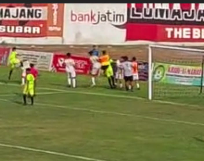 Duel Kabupaten Malang vs Bojonegoro berjalan ketat dan keras. Bahkan, laga diwarnai insiden adu pukul dan tendang antar kedua tim di Stadion Semeru Lumajang, Jumat (24/6/2022).

