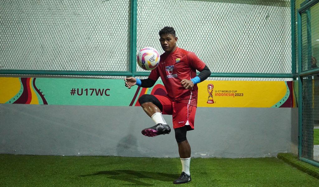 Penjaga gawang PERSIB, Putra Sheva Sanggasi berlatih di lapangan indoor Stadion Gelora Bung Tomo Surabaya, Jumat, 28 Februari 2025. (PERSIB.co.id/Barly Isham)