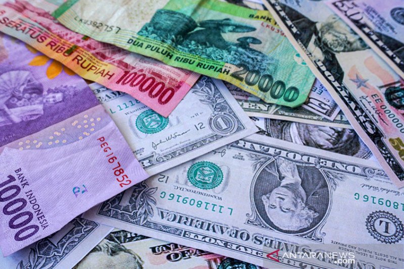 Uang dolar AS dan rupiah Indonesia. ANTARA/Shutterstock/pri.