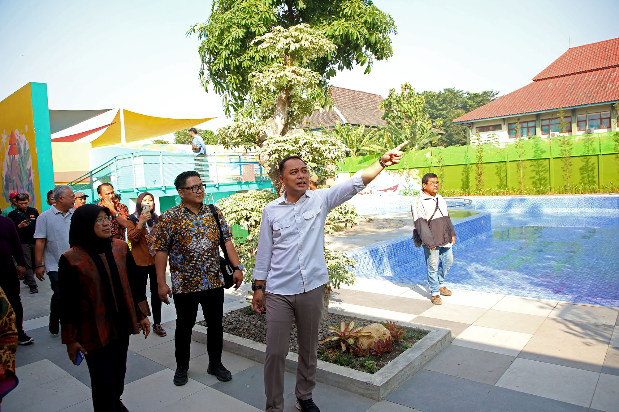 Wali Kota Surabaya Eri Cahyadi menggelar inspeksi mendadak (sidak) di Kolam Renang dan Bozem Jambangan pada Kamis (30/5/2024). 