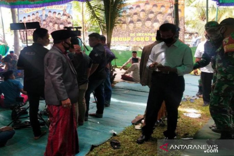 Tim gabungan dari unsur polisi dan TNI saat membubarkan pesta pernikahan salah satu warga di Kecamatan Dungkek, Sumenep, Jawa Timur, karena melanggar protokol kesehatan. (Humas Polres Sumenep)