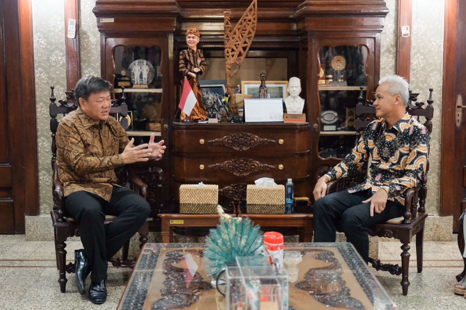 Gubernur Jawa Tengah Ganjar Pranowo menerima kunjungan Duta Besar (Dubes) Singapura untuk Indonesia Kwok Foong Seng, di Rumah Dinas Puri Gedeh, Rabu (12/4/2023).
