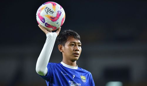 Gelandang PERSIB, Beckham Putra Nugraha berlatih di Stadion Gelora Bandung Lautan Api, Selasa, 4 Maret 2025. (PERSIB.co.id/Barly Isham)

