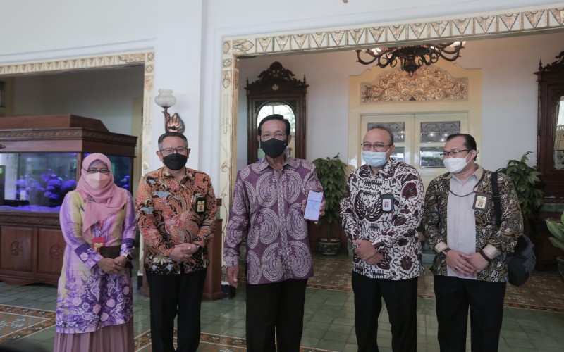 Gubernur DIY Sri Sultan Hamengku Buwono X melaporkan Surat Pemberitahuan Tahunan (SPT) Pajak Penghasilan (PPh) melalui e-filing, Kamis (17/03) di Gedhong Wilis, Kompleks Kepatihan, Yogyakarta.