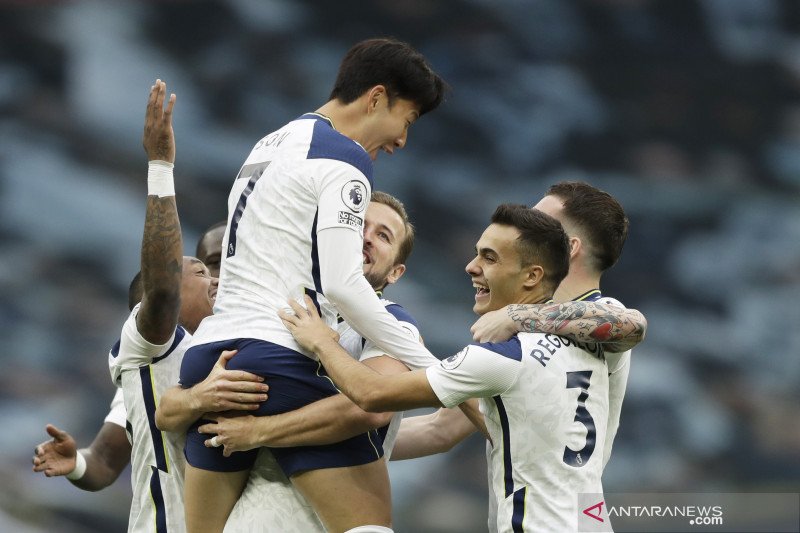 Pesepak bola Tottenham Hotspur Son Heung-min melakukan selebrasi bersama rekan-rekannya. ant