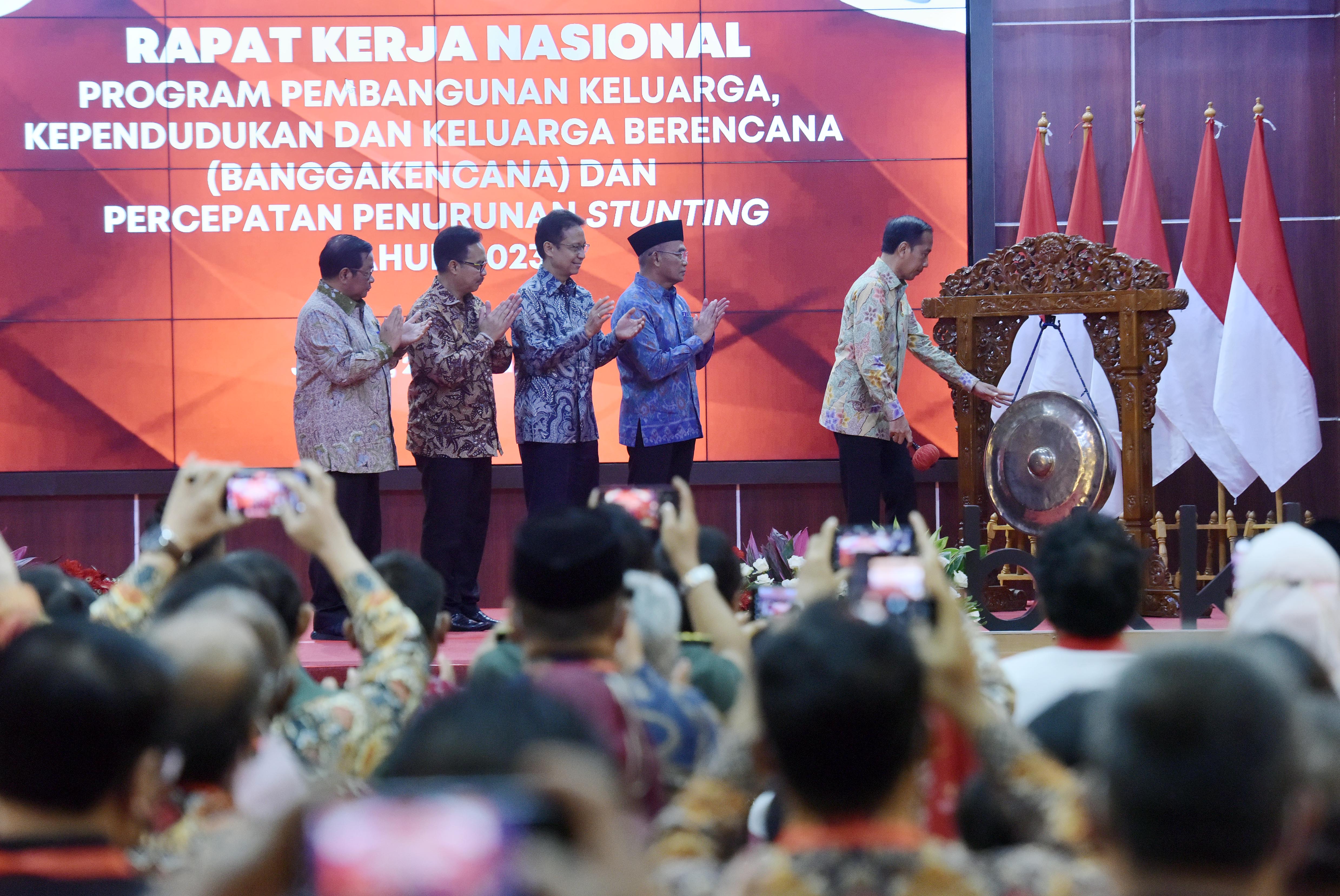 Presiden Jokowi didampingi Menko PMK Muhadjir Effendy, Menkes Budi Gunadi Sadikin, Seskab Pramono Anung, dan Kepala BKKBN Hasto Wardoyo membuka Rakernas Banggakencana dan Penurunan Stunting, Rabu (25/01/2023), di Jakarta. (Foto: Humas Setkab/Jay)

