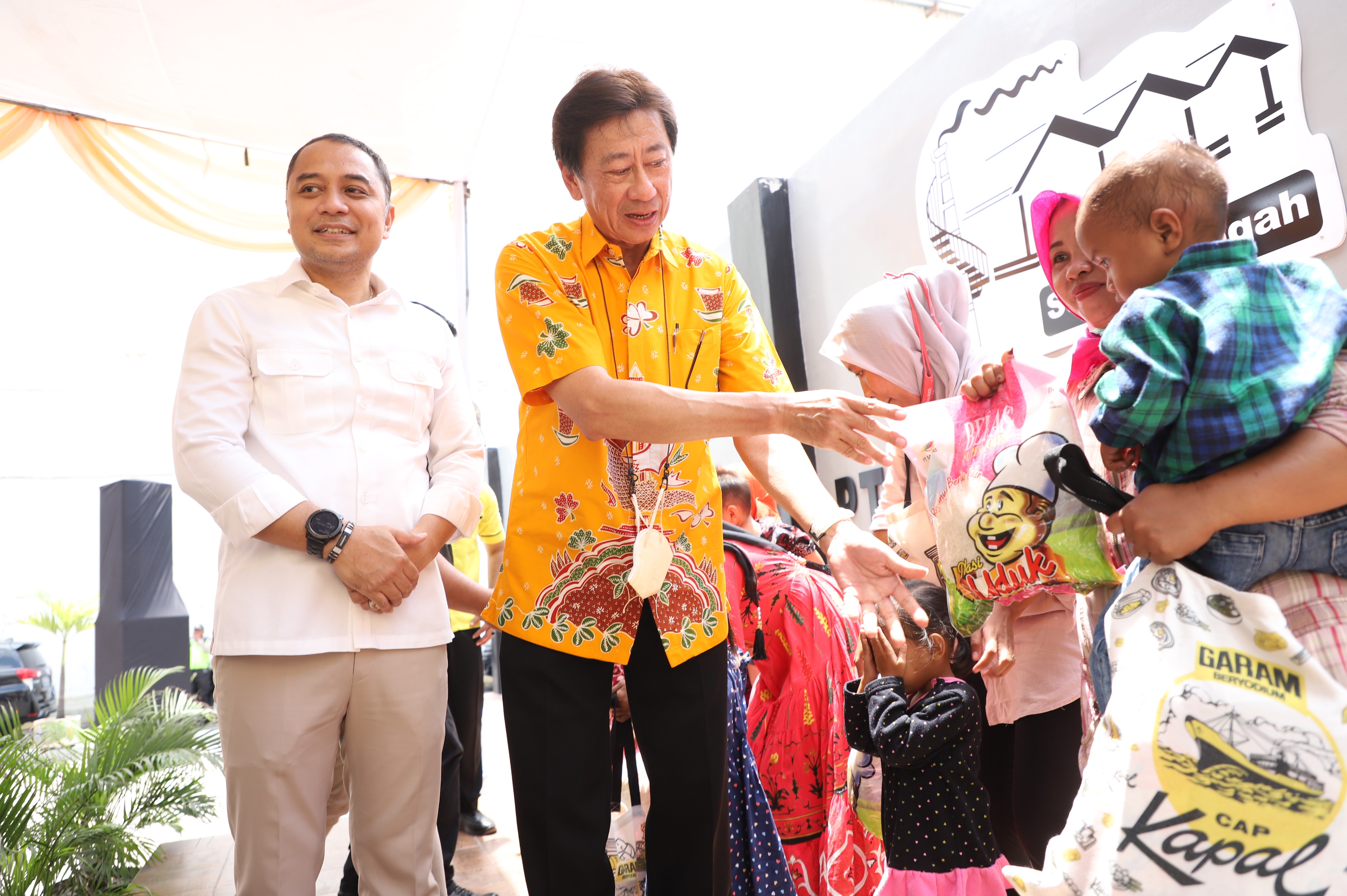 Jadi Pelopor Orang Tua Asuh Anak Stunting, Wali Kota Eri Cahyadi Berikan Penghargaan ke PT Susanti Megah