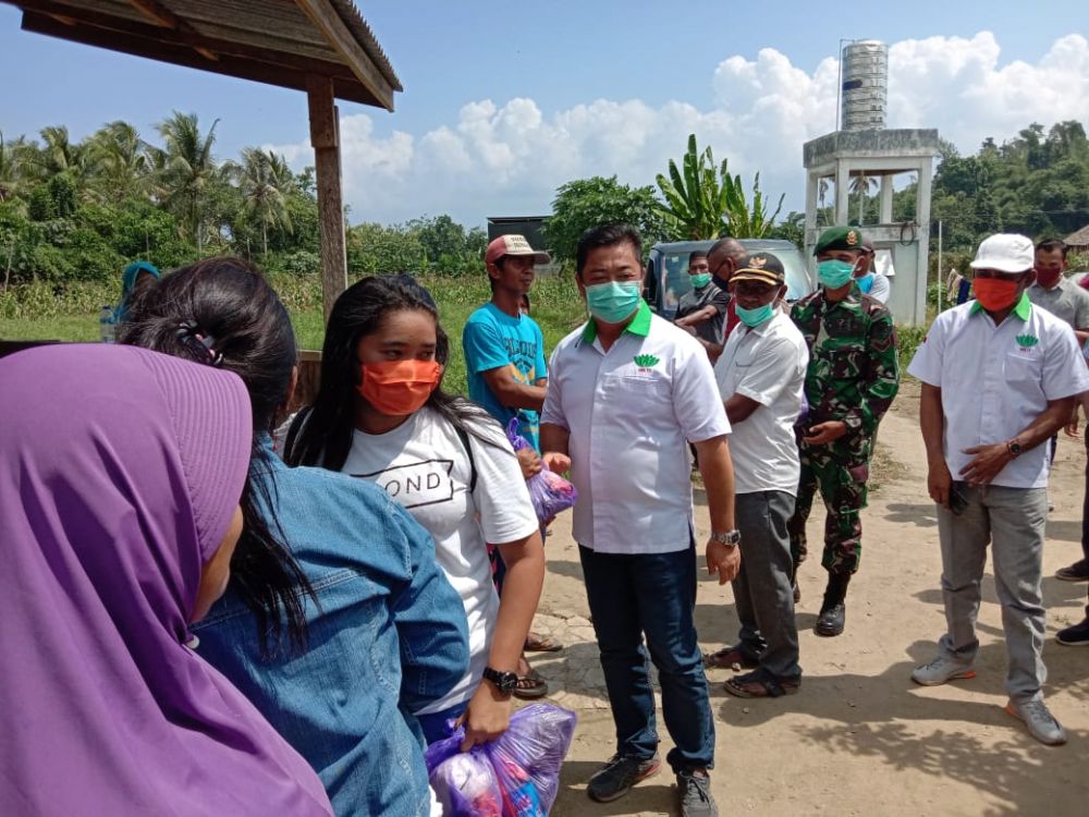 RINGANKAN BEBAN: Bupati Kepsul membagi  sembako kepada warga. 