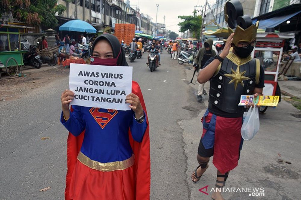 Pahlawan super seperti Spiderman, Superman, Supergirl, dan Gatot Kaca  blusukan di sejumlah pasar untuk membantu sosialisasi mengenai COVID-19. (HMP/antara)