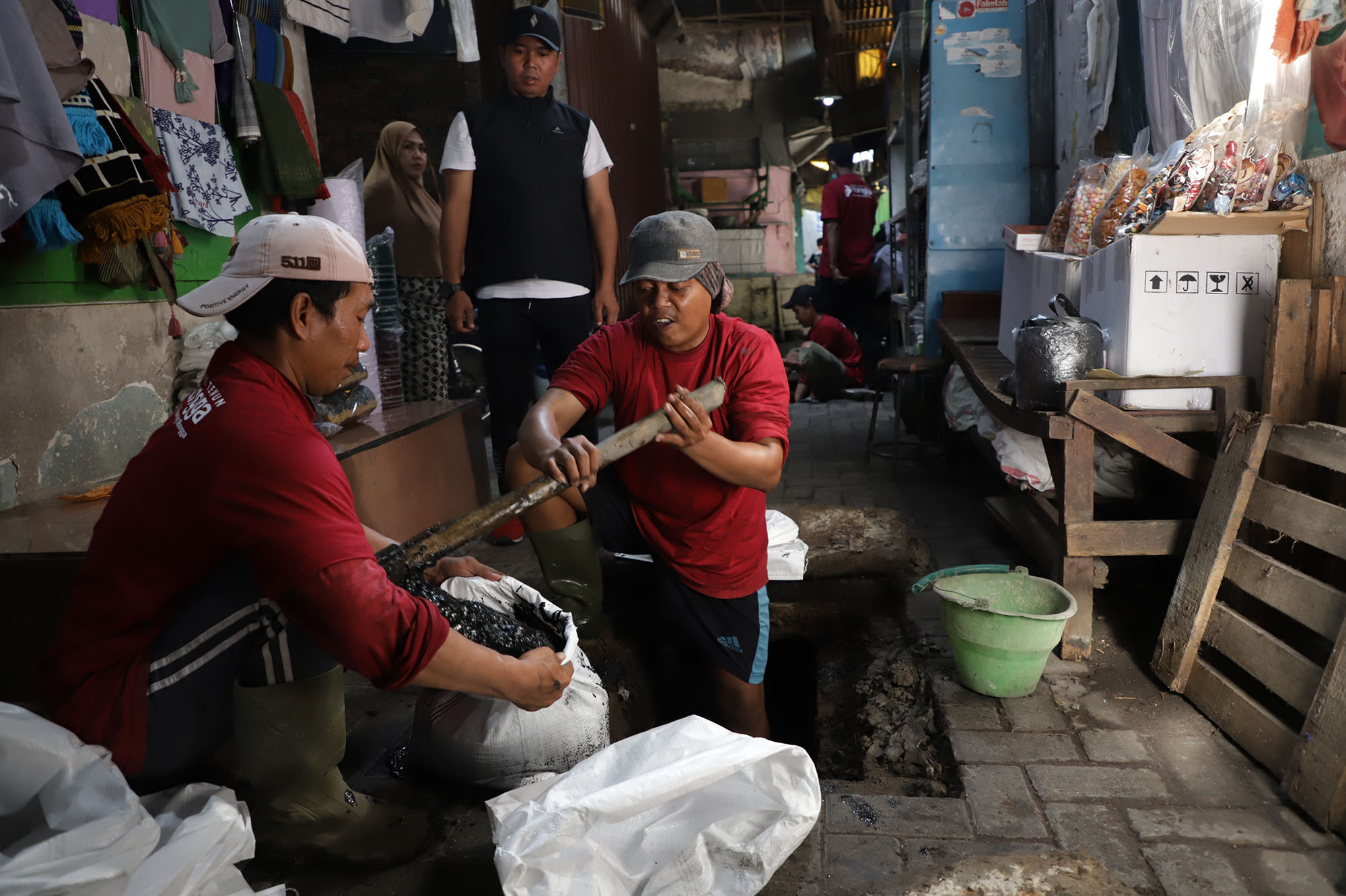 Pemkot Surabaya setiap akhir pekan bergerak bersama warga untuk melakukan kerja bakti.