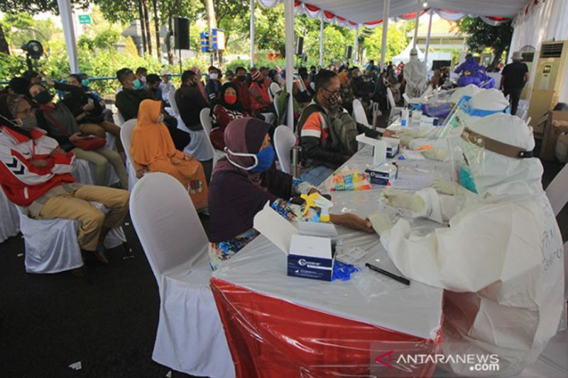  Dokumentasi - Warga mengikuti tes diagnostik cepat (Rapid Test) COVID-19 di Tempat Pemakaman Umum (TPU) Ngagel, Surabaya, Jawa Timur, Senin (8/6/2020). Badan Intelijen Negara (BIN) terus melakukan tes diagnostik cepat (Rapid Test) dan tes usap (Swab Test