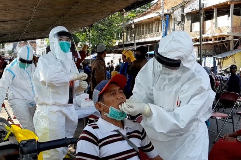 47 Pedagang Pasar Pabean Surabaya Reaktif