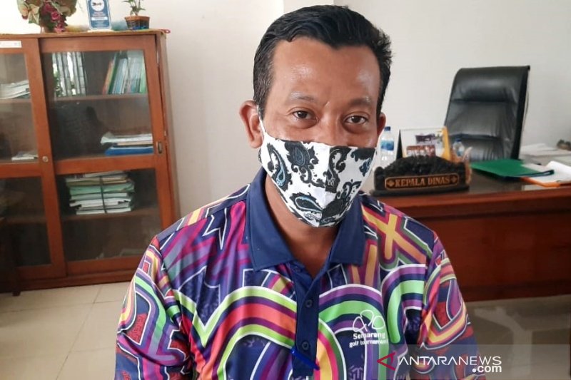 Kepala Dinas Koperasi dan Tenaga Kerja (Dinkopnaker) Kabupaten Boyolali, M. Syawaludin, saat memberikan keterangan bantuan dan ahibah modal kerja di Boyolali. (ANTARA/ Bambang Dwi Marwoto)

