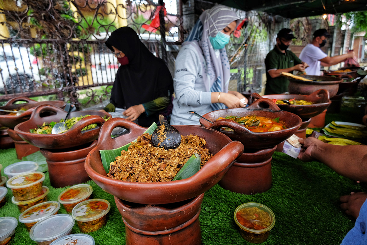 Berbuka menjadi momen yang paling ditunggu tunggu oleh seseorang yang sedang menjalankan ibadah puasa. Saat puasa semua makanan memang seolah terlihat enak dan lezat, sehingga membuat seseorang ingin membeli dan mengkonsumsinya saat waktu berbuka tiba.