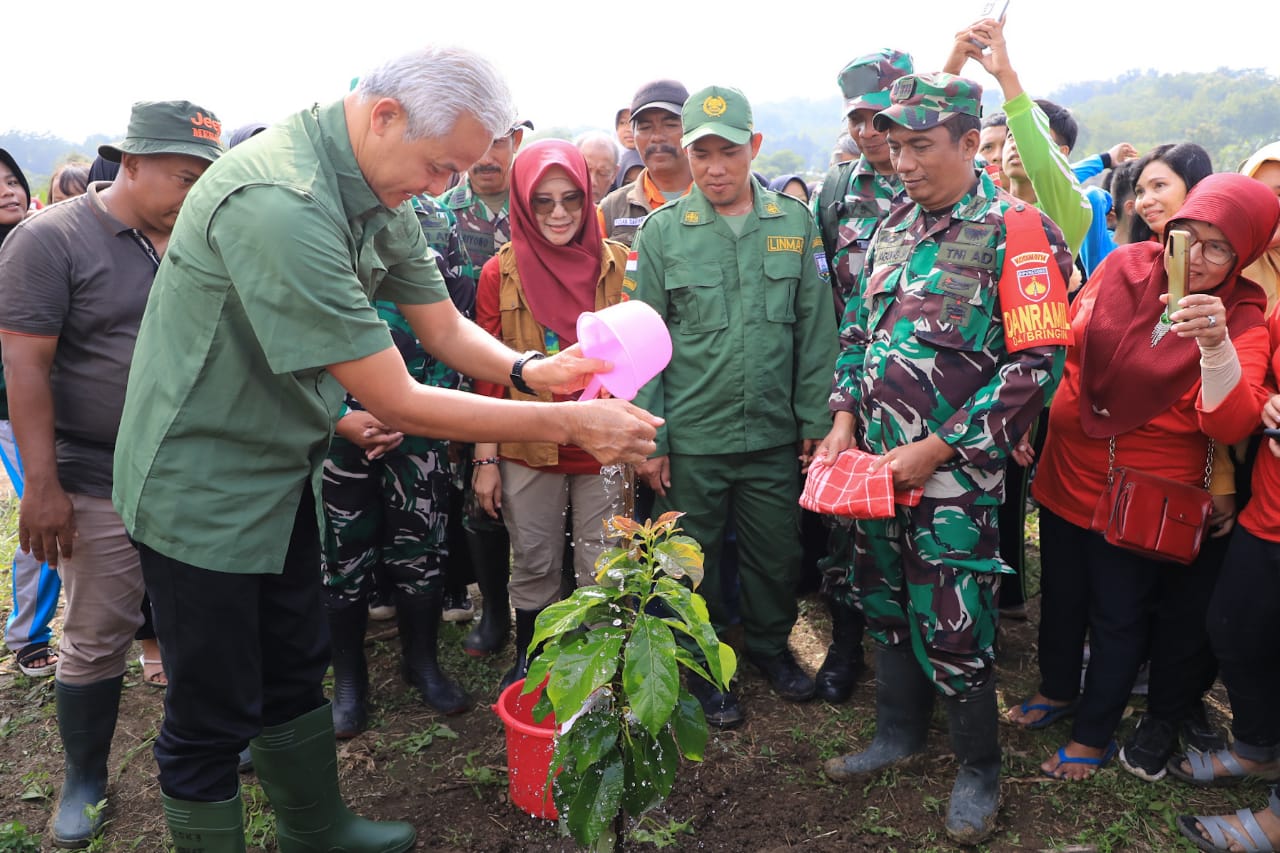 Gubernur Jawa Tengah Ganjar Pranowo bersama masyarakat Desa Nyemoh, Kecamatan Bringin, Kabupaten Semarang, dan para pelajar, menanam pohon di lahan kritis daerah aliran sungai (DAS) Tuntang, Sabtu (28/1/2023).
