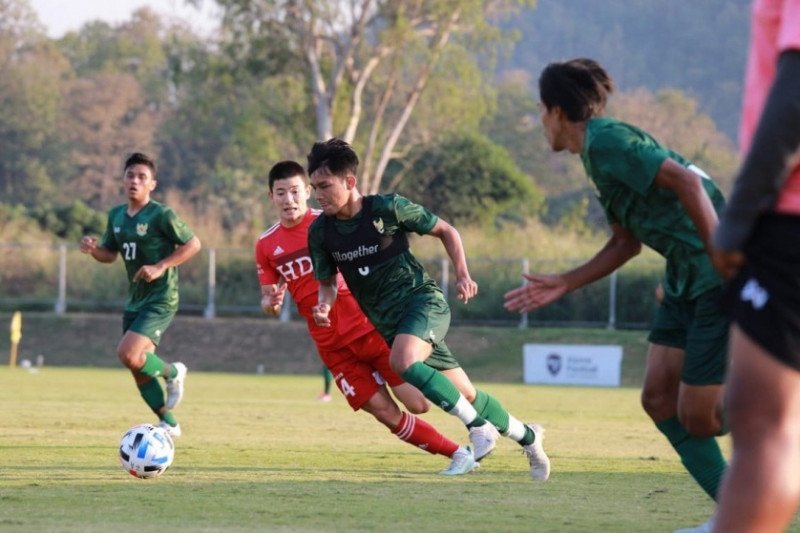 Pada foto 29 Januari 2020, timnas U-19 Indonesia menjalani laga persahabata di Chiang Mai, Thailand. Pemerintah yakin PSSI akan terbuka soal kondisi tim nasional senior dan U-19 termasuk tentang kemungkinan ada kasus COVID-19 dalam skuad Garuda. (Persatua