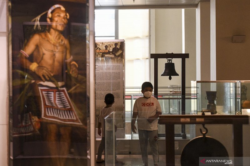 Pengunjung mengamati koleksi Museum Nasional di Jakarta, Sabtu (2/1/2021). ANTARA FOTO/Hafidz Mubarak A/pras.
