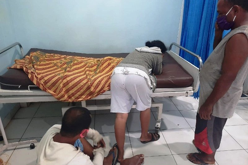 Redem Koa dan iteri menatapi jenazah anaknya Febia Koa yang meninggal tenggelam di kawasan wisata pantai Hamadi distrik Jayapura Selatan, Kota Jayapura.(ANTARA News Papua/HO-bidang Humas Polda Papua)

