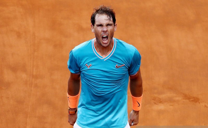 Petenis Spanyol Rafael Nadal memenangi Italia Open setelah mengalahkan petenis Serbia Novak Djokovic di Roma, Minggu (19/5/2019). Nadal juara setelah menang dengan skor 6-0 4-6 6-1. ANTARA FOTO/REUTERS/Matteo Ciambelli/pras.

