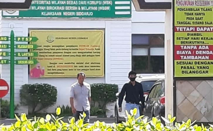 Tersangka BS (baju putih), mantan Kades Kemantren Tulangan saat memenuhi panggilan Kejari Sidoarjo beberapa waktu lalu.