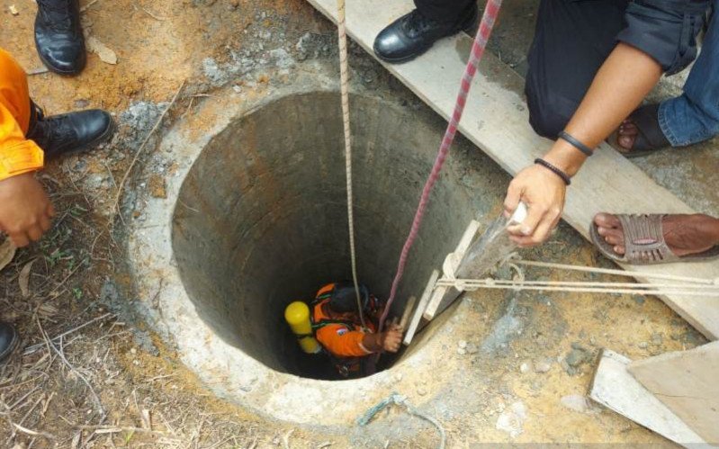 Petugas Basarnas Pos Meulaboh, Aceh Barat, berupaya mengevakuasi dua orang warga yang diduga tidak sadarkan diri di dalam sebuah sumur di Desa Bukit Jaya, Kecamatan Meureubo, Kabupaten Aceh Barat, Sabtu (18/7/2020). (ANTARA/HO-Dok. Basarnas Pos Meulaboh A