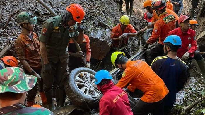 Tragedi tanah longsor di jalur Pacet-Cangar, Mojokerto, menelan korban jiwa sebanyak 10 orang setelah dua kendaraan tertimbun material longsor. Satu unit pikap Daihatsu Gran Max dan minibus Toyota Avanza terseret masuk ke dalam jurang sedalam ratusan mete