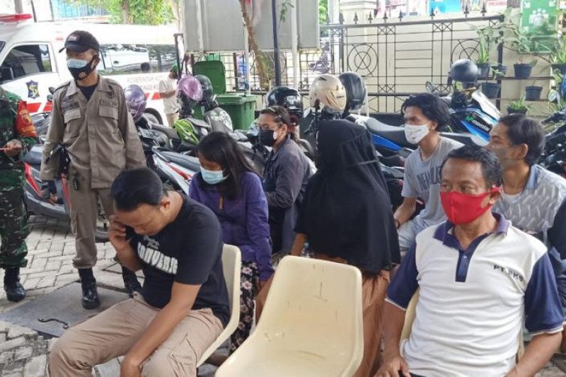 Tim Swab Hunter melakukan swab test kepada warga yang melanggar protokol kesehatan di Kota Surabaya. | FOTO: HMP/ANTARA