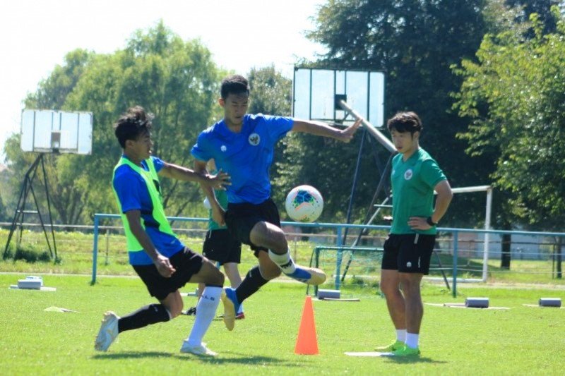 Para pemain tim nasional U-19 berlatih di Lapangan NK Mura, Hlapicina, Kroasia pada Rabu (9/9/2020). Tim nasional U-19 akan menghadapi Arab Saudi pada Jumat (11/9) pada laga ketiga atau terakhir Turnamen Persahabatan U-19 Internasional di Stadion Igralist