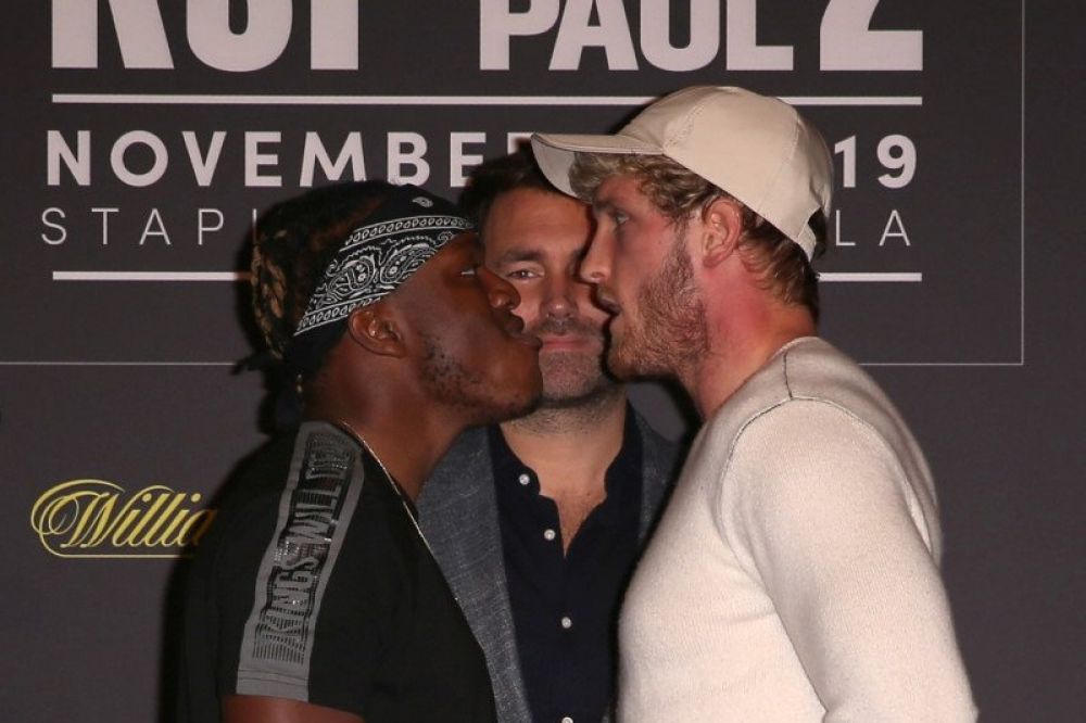 Promotor tinju Eddie Hearn di tengah dua petinju KSI dan Logan Paul pada 7 November 2019 di Los Angeles, California. (AFP/Victor Decolongon)