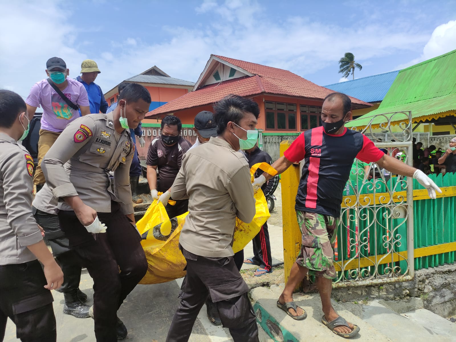 Jumlah pengungsi akibat bencana alam tanah longsor di wilayah Pulau Serasan, Kabupaten Natuna, Kepulauan Riau (Kepri) kembali bertambah. 