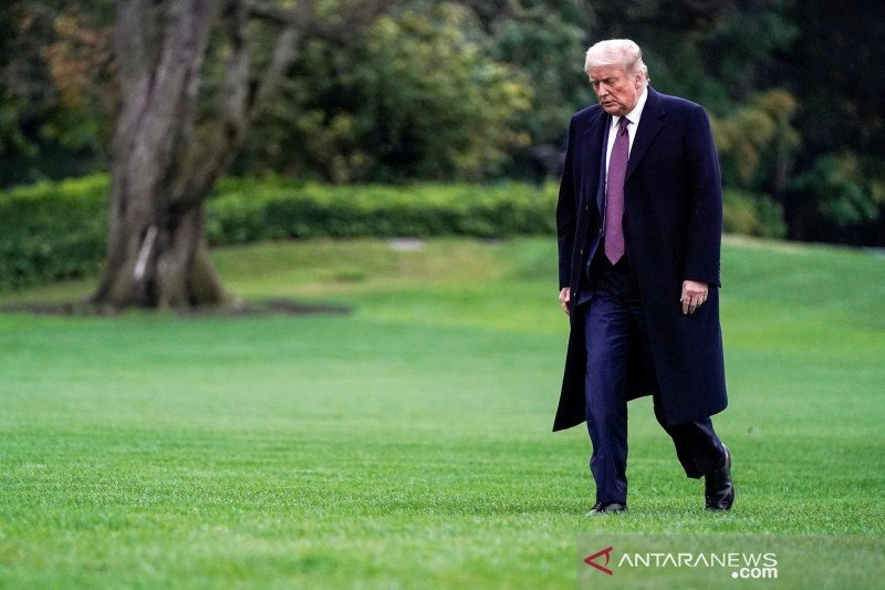  Presiden AS Donald Trump berjalan dari Marine One saat ia kembali dari Bedminster, New Jersey, di Halaman Selatan Gedung Putih di Washington, AS, (1/10/2020). Trump mencuit di Twitter bahwa ia dan istrinya dinyatakan positif COVID-19. (ANTARA FOTO/REUTER