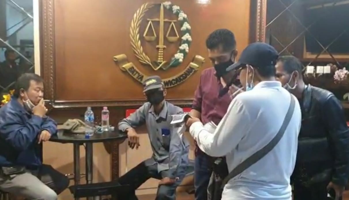 Buronan pemalsu desain antena tv, Lauw Ing Lioe Alias Lioenardi saat di Kantor Kejari Sidoarjo. (FOTO: HMP/ist)