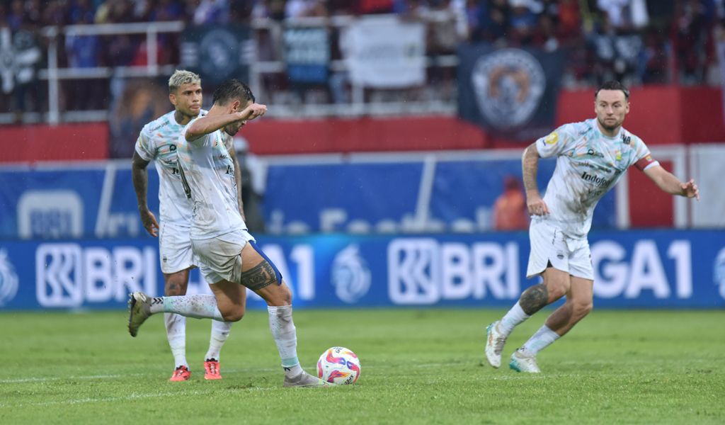 Gelandang PERSIB, Tyronne del Pino mengeksekusi tendangan bebas dengan kaki kiri ke gawang Arema FC pada pertandingan pekan ke-20 Liga 1 2024/25 di Stadion Gelora Soepriadi Blitar, Jumat, 24 Januari 2025. (PERSIB.co.id/Barly Isham)