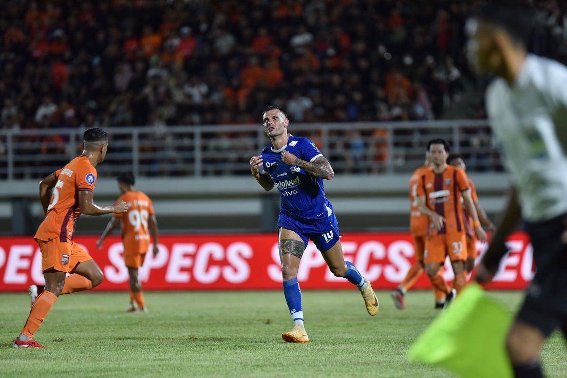 Gelandang PERSIB, Tyronne Del Pino merayakan gol ke gawang Borneo FC pada pertandingan pekan ke-28 Liga 1 2024/25 di Stadion Segiri Samarinda, Jumat, 11 April 2025. (PERSIB.co.id/Barly Isham)