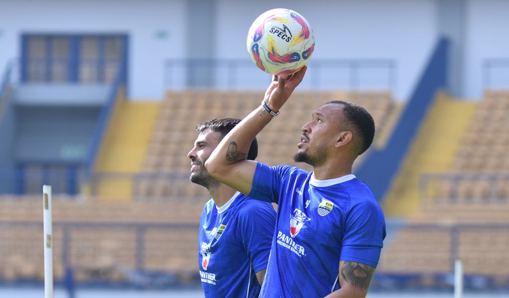 Dua pemain PERSIB, Gustavo Franca dan Tyronne Del Pino berlatih di Stadion Gelora Bandung Lautan Api, Selasa, 28 Januari 2025. (PERSIB.co.id/Barly Isham)
