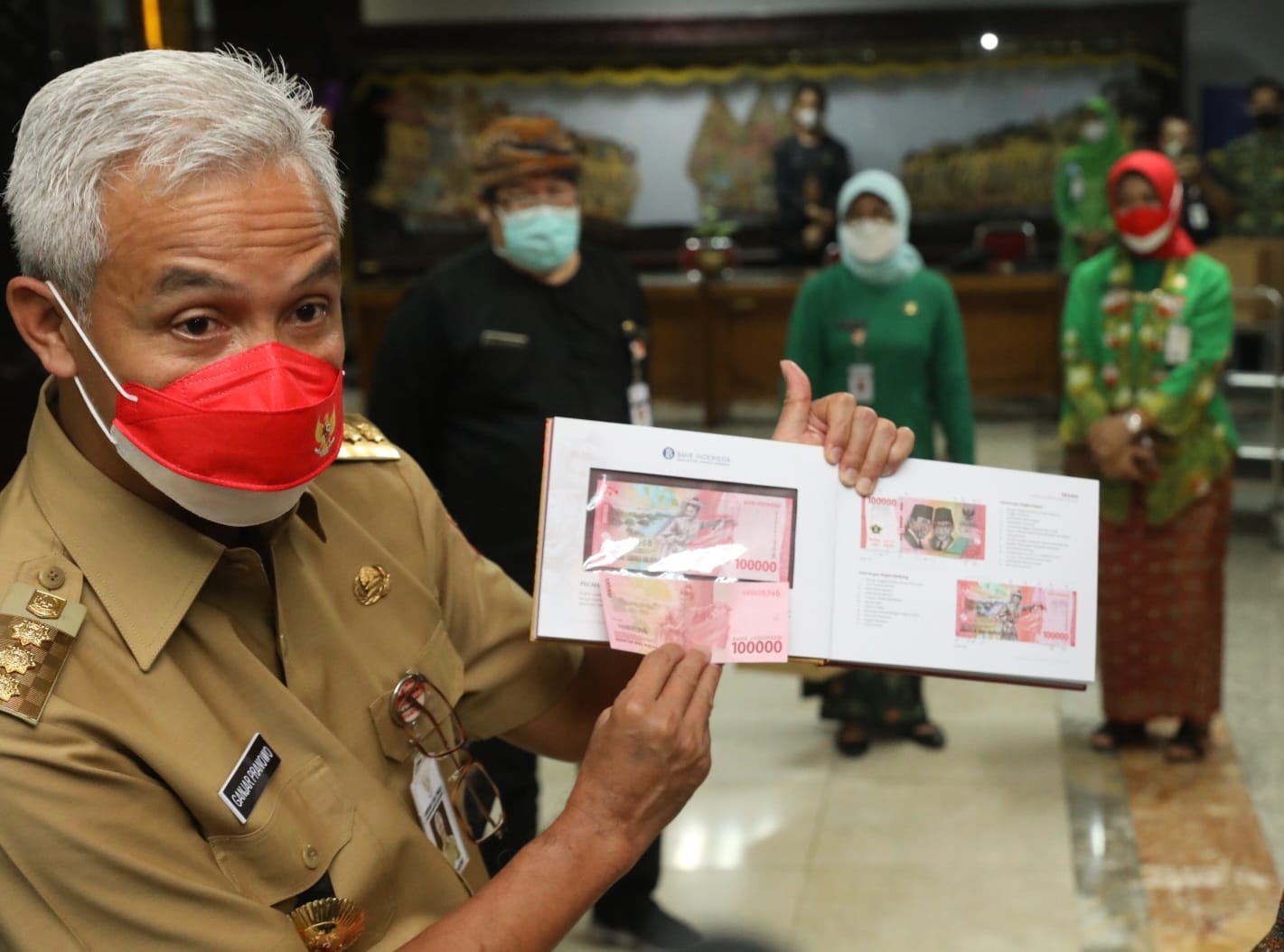 Gubernur Jawa Tengah Ganjar Pranowo menukar uang yang diberikan Bank Indonesia (BI), Kamis (18/8/2022). Penukaran uang ini dilakukan Ganjar setelah menerima tujuh lembaran uang kertas rupiah yang baru diluncurkan Bank Indonesia.