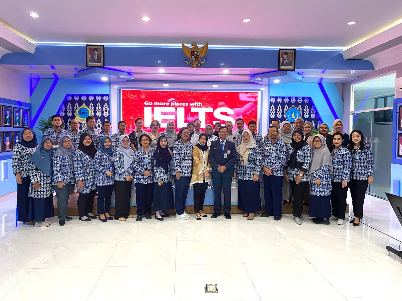  Pusat Bahasa Universitas Hang Tuah (UHT) secara resmi menggelar pelatihan IELTS (International English Language Testing System) untuk para dosen
